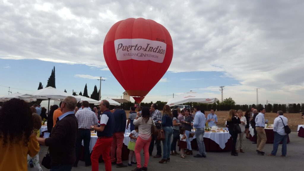 Globo aerostático publicitario España - globo aerostático de gran tamaño sobrevolando territorio español como soporte publicitario nacional para campañas de marketing de alto impacto visual.